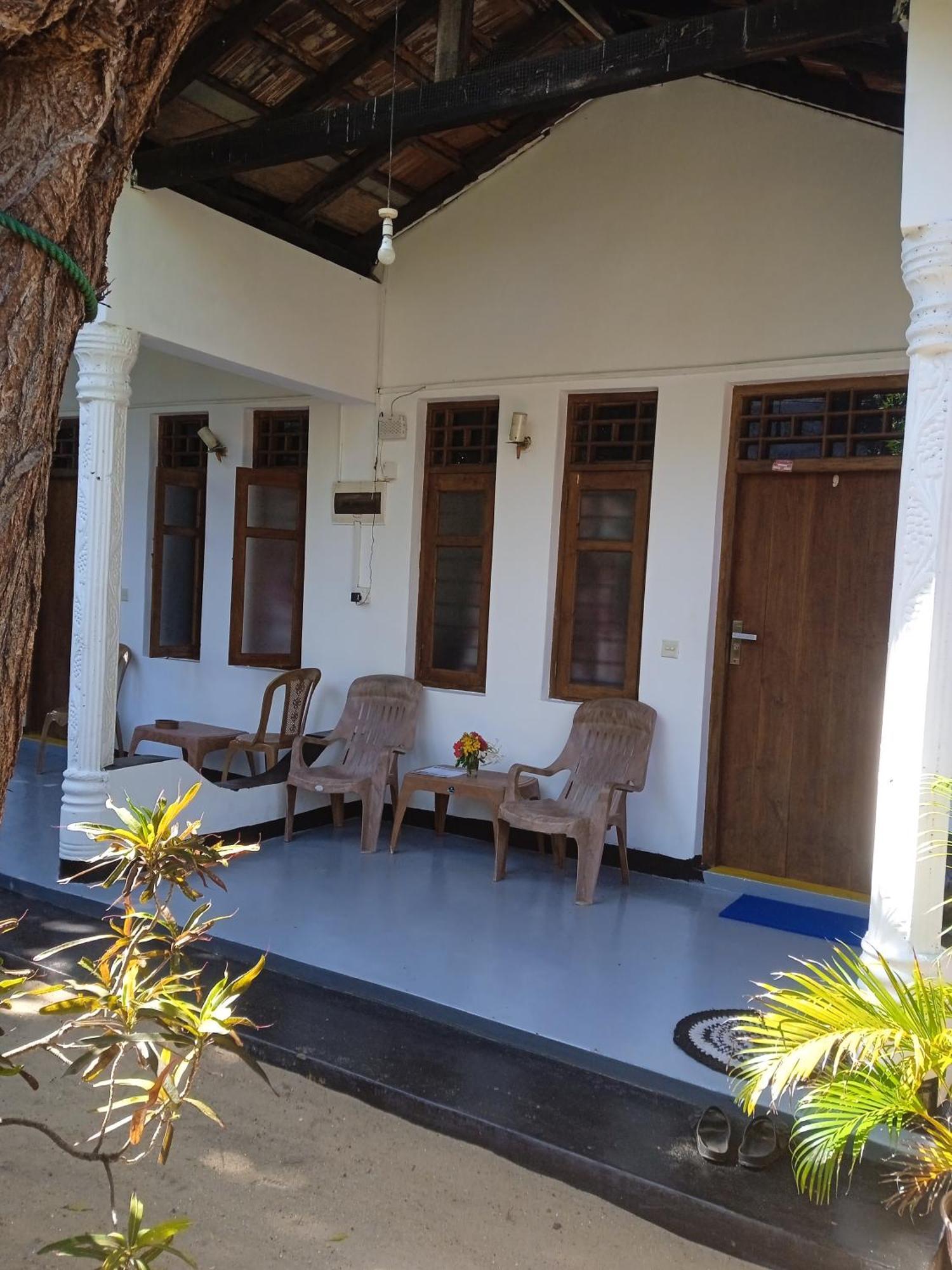 Aaliya Bay Hotel Arugam Bay Buitenkant foto